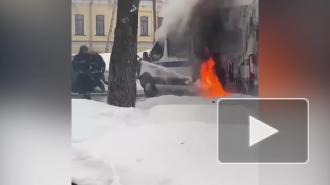 У Вознесенского переулка в Москве загорелась полицейская машина 