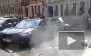 Кипяток из прорванной трубы залил припаркованные машины на Моховой Кипяток из прорванной трубы залил припаркованные машины на Моховой