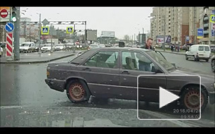 Появилось видео, где петербуржец спасает котенка на дороге под грустную музыку
