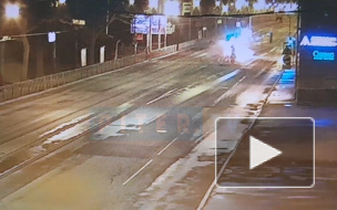 На Обуховской обороны легковушка снесла светофор, загорелась и врезалась в дерево