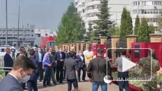 Бастрыкин возложил цветы к школе в Казани