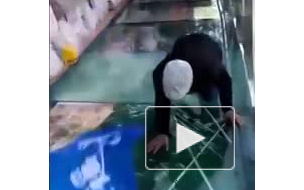 Видео: в Китае под туристами треснул стеклянный мост