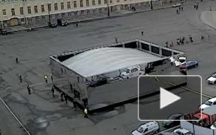 Зеркальный куб BMW едва не убил туристов на Дворцовой