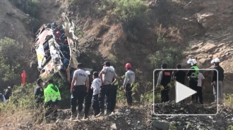 Число жертв падения автобуса в пропасть в Перу выросло до 33