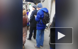 Петербуржцы выстроились в очередь за валютой