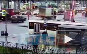 Видео: ДТП на перекрестке Индустриального и Ириновского проспектов 