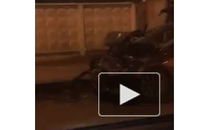Видео: В Петербурге Mercedes протаранил припаркованные автомобили