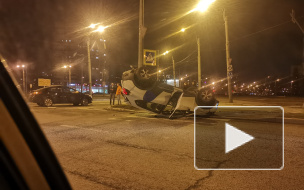 Момент ДТП с перевернувшимся каршерингом на севере Петербурга попал на видео
