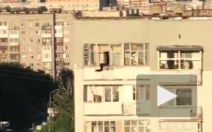 Странные кадры из Уфы: Очевидец снял прогулки мужчины по карнизу 9 этажа