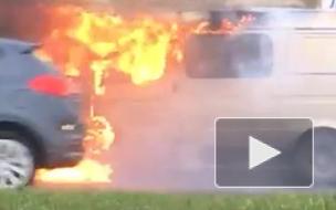 Видео: на Малоохтинской набережной обгорела "Газель"
