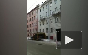 Коммунальщики задействуют передвижные "гаражи" при чистке крыш от снега