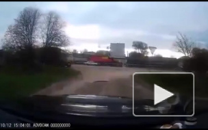 Житель Спирово на ходу запрыгнул и остановил лесовоз.