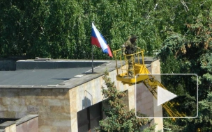 На здании мэрии Светлодарска подняли российский флаг