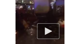 Видео: На ярмарке в Берлине грузовик мог врезаться в толпу намеренно