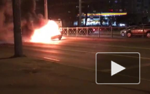 Горящая легковушка на Маршала Жукова собрала большую пробку