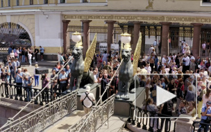 В Петербурге открыли Банковский мост с отреставрированными грифонами