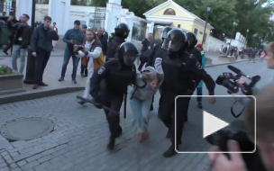 Стало известно имя полицейского, ударившего активистку в живот в Москве