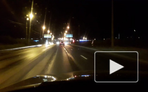 Видео: ночью легковушки столкнулись с фурой на проспекте Энгельса