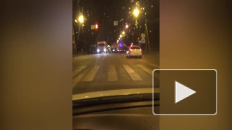 В Сертолово DAF отправил водителя красного "Вольво" в больницу с тяжелыми травмами