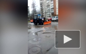 В Петергофе трактор с разгона разгребал лужи ковшом