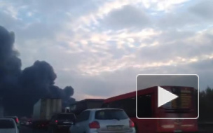 Спасатели разбирают завалы и заливают тлеющие обломки в зоне пожара на Парнасе