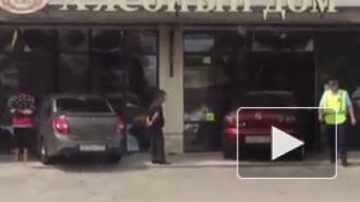 В Лабинске Краснодарского края стритрейсеры влетели в хлебный магазин