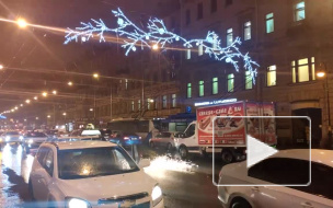 Видео: на Литейном проспекте новогоднее украшение остановило движение троллейбусов