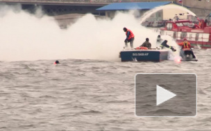 В Петербурге МЧС открыло купальный сезон зажигательным шоу патрульных судов 