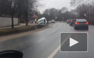 Видео: под Петербургом машина скорой помощи съехала в кювет