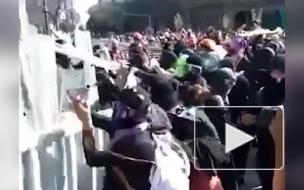В Мехико феминистки напали на полицейских во время марша против насилия