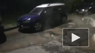 На Краснопутиловской улице прорвало трубу с горячей водой