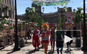 На Малой Конюшенной клоуны развеселили детей 