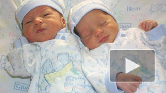 Женщина родила близнецов и подарила одного из них подруге