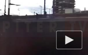 Момент прыжка мужчины с Володарского моста попал на видео