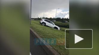 На Пулковском шоссе собралась огромная пробка из-за авто в кювете