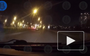 Клоун с вантузом напал на машину.