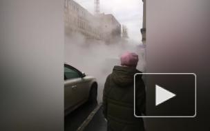 Трубу с кипятком прорвало на улице Комиссара Смирнова