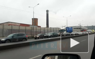 В Василеостровском районе на мосту Бетанкура застряла фура. Собралась огромная пробка
