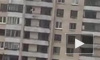 На Брюсовской улице женщина выпала из окна: появилось видео