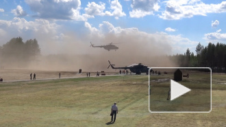 Вертолет Ми-8 экстренно сел на трассу в Подмосковье