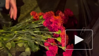 На место взрыва в Петербурге горожане продолжают нести цветы даже ночью
