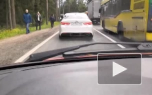 На Приморском шоссе Renault Sandero снес столб