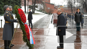 Путин возложил венок к Могиле Неизвестного Солдата