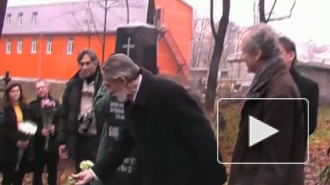 Май в ноябре. Памятник преподавателю Карлу Маю открыли на его могиле Май в ноябре. Памятник преподавателю Карлу Маю открыли на его могиле