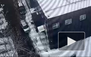 Мужчину травмировало льдом, упавшим со здания на западе Москвы