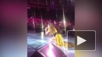 Упавшую на сцену во время выступления Ольгу Бузову сняли на видео