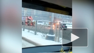 Появилось видео, как на Комендантском проспекте на дороге полыхает "Шевроле"