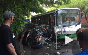 В центре Тюмени легковушка протаранила автобус, есть погибший и пострадавшие