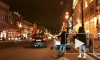 По Невскому проспекту в ночь промчался молодой человек на крыше автомобиля