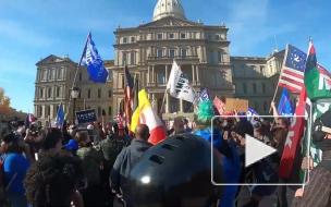 Сторонники Трампа протестуют после прогнозов о победе Байдена на выборах 